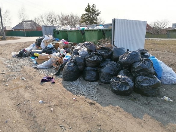 Перегруженная мусорная площадка