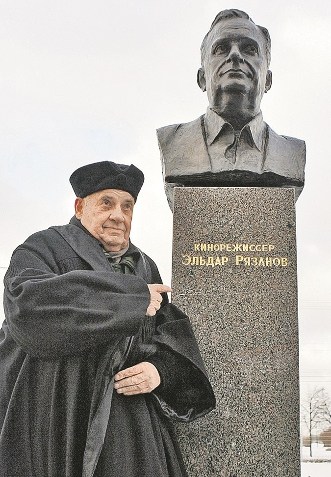 2007 год – кинорежиссер Эльдар Рязанов в Санкт-Петербурге на церемонии открытия своего бронзового бюста на аллее Гуманитарного университета профсоюзов.